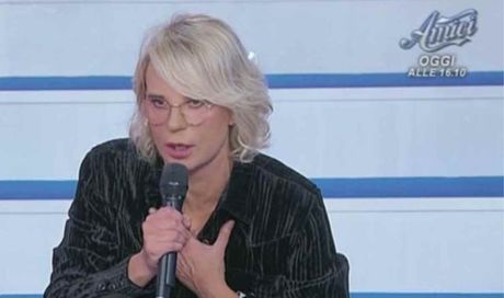 “Il nuovo tronista di Uomini e Donne”. Maria De Filippi prepara la bomba. “Non sappiamo se per lui scenderanno uomini o donne”
