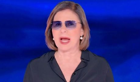 Bianca Berlinguer in onda con gli occhiali da sole a È sempre Cartabianca: l’operazione e la solidarietà di Corona