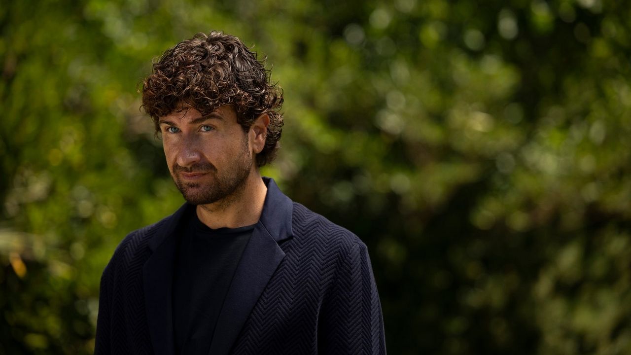 Succede anche nelle migliori famiglie: video intervista con Alessandro Siani e videoclip di Rocco Hunt (Al cinema dal 1° gennaio)