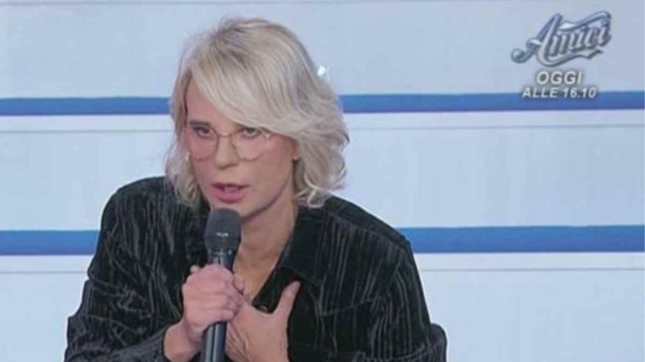 “Il nuovo tronista di Uomini e Donne”. Maria De Filippi prepara la bomba. “Non sappiamo se per lui scenderanno uomini o donne”