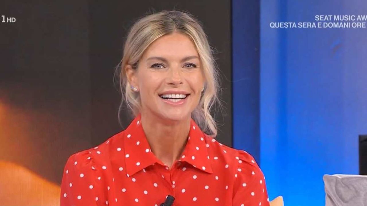 Ballando con le stelle, Martina Colombari concorrente: la showgirl balla tra le capre. Il video