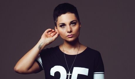Giordana Angi, Chiusa con te (xxx) è il nuovo singolo prodotto da Tiziano Ferro: testo e video