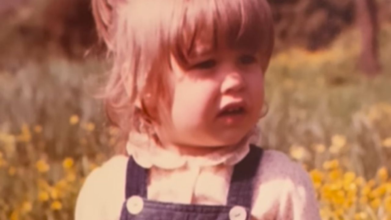 Qui solo una bambina dall’espressione curiosa: oggi è una famosa showgirl. L’avete riconosciuta?