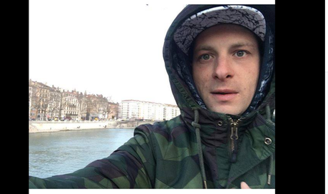 Clementino, operazione alle corde vocali: il rapper in silenzio per due mesi (ma non sui social)
