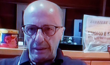 Stasera Italia, alle spalle di Sallusti una scatola di…pelati