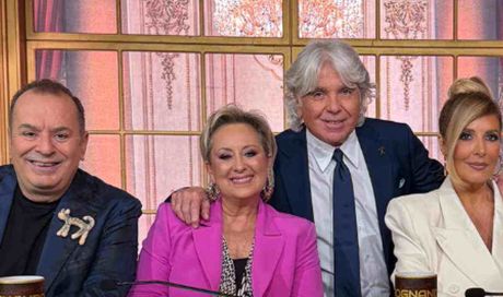 Ballando con le Stelle, perché Ivan Zazzaroni è sempre in piedi durante le puntate