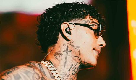 Tony Effe risponde a Fedez: “Fai figli per i social”. Il dissing è senza quartiere
