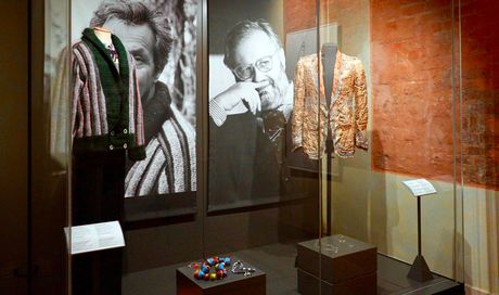 “The Gentleman” a Milano, la mostra che racconta l’eleganza maschile dal Settecento a oggi attraverso cinema e tv – Intervista a Mara Cappelletti