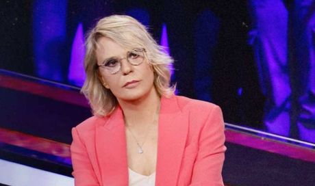 Il super yacht di Maria De Filippi: vacanza con gli amici, le foto della regina Mediaset