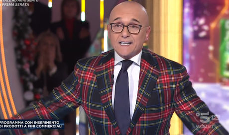 Grande Fratello 2024, puntata 23 dicembre: l’amore (clamoroso!?) finito tra Shaila e Lorenzo, il ritorno della Signora Luisa