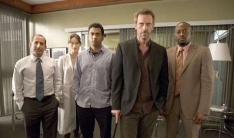 Ascolti Tv di domenica 4 gennaio 2009: Dottor House ad un passo da Tutti pazzi per Amore. NCIS e Criminal Minds battono il Dottor Dolittle 2. Record per L’Arena di Giletti con ospite Maurizio Costanzo