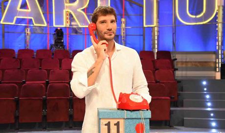Perché Affari tuoi si ferma stasera 13 novembre: Stefano De Martino non va in onda