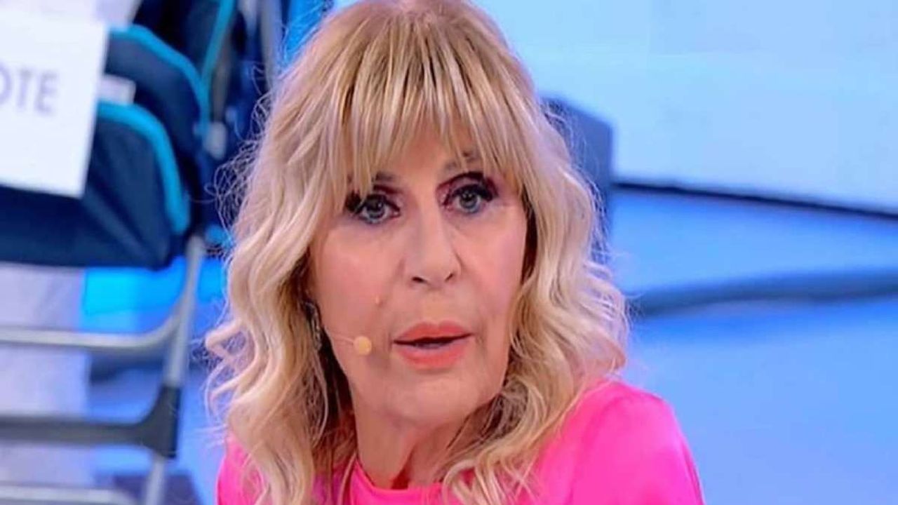 Uomini e Donne, il nuovo lavoro di Gemma Galgani: “Fa la cameriera in un bar”. Le foto della dama