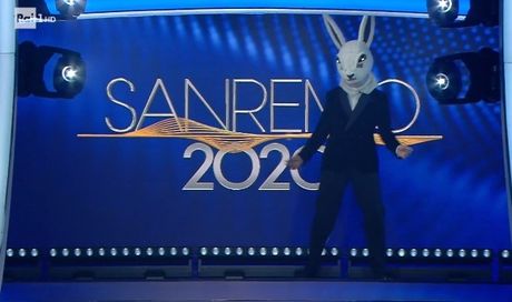 Sanremo 2020, Fiorello mascherato da coniglio