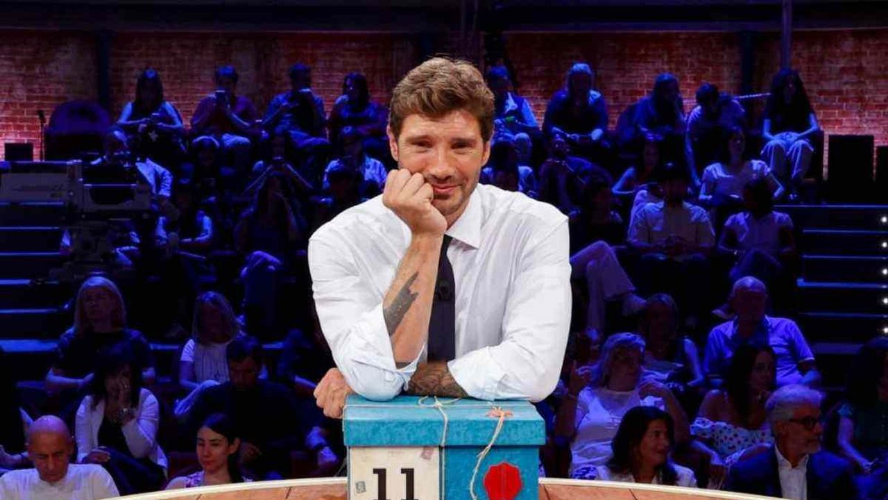 La TV non si ferma nemmeno davanti al lutto: lo show deve continuare. E il caso De Martino lo conferma