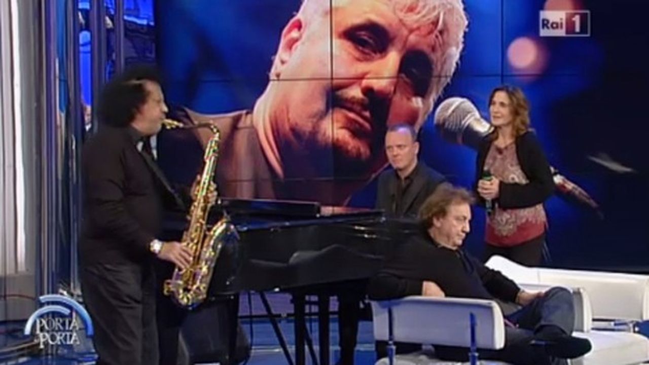 Pino Daniele, Gigi D’Alessio canta ‘Napule è’ a Porta a Porta