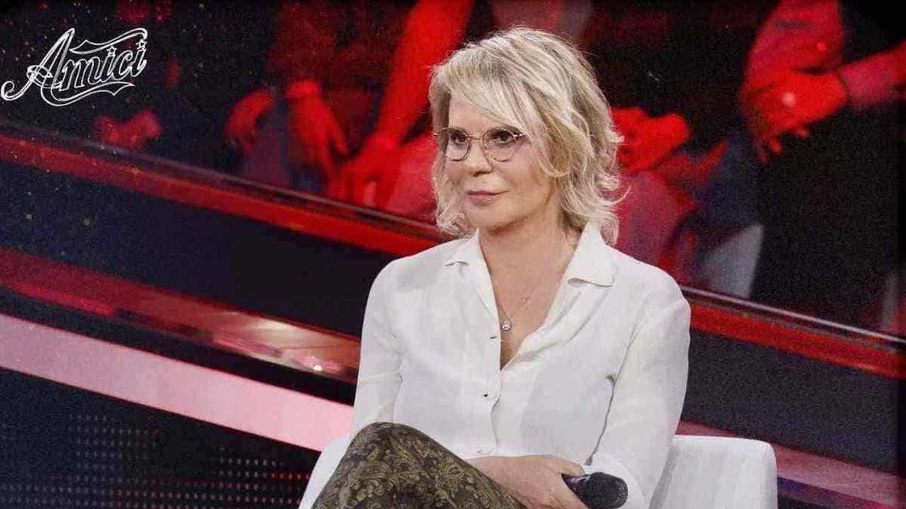 Amici, anticipazioni domenica 8 febbraio: giudici, sfide, eliminazioni e maglie soppresse. Gli spoiler