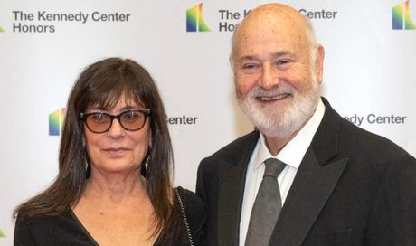 Rob Reiner e sua moglie Michele uccisi in casa, sotto accusa il figlio Nick: dalla “fuga” in hotel all’arresto per duplice omicidio