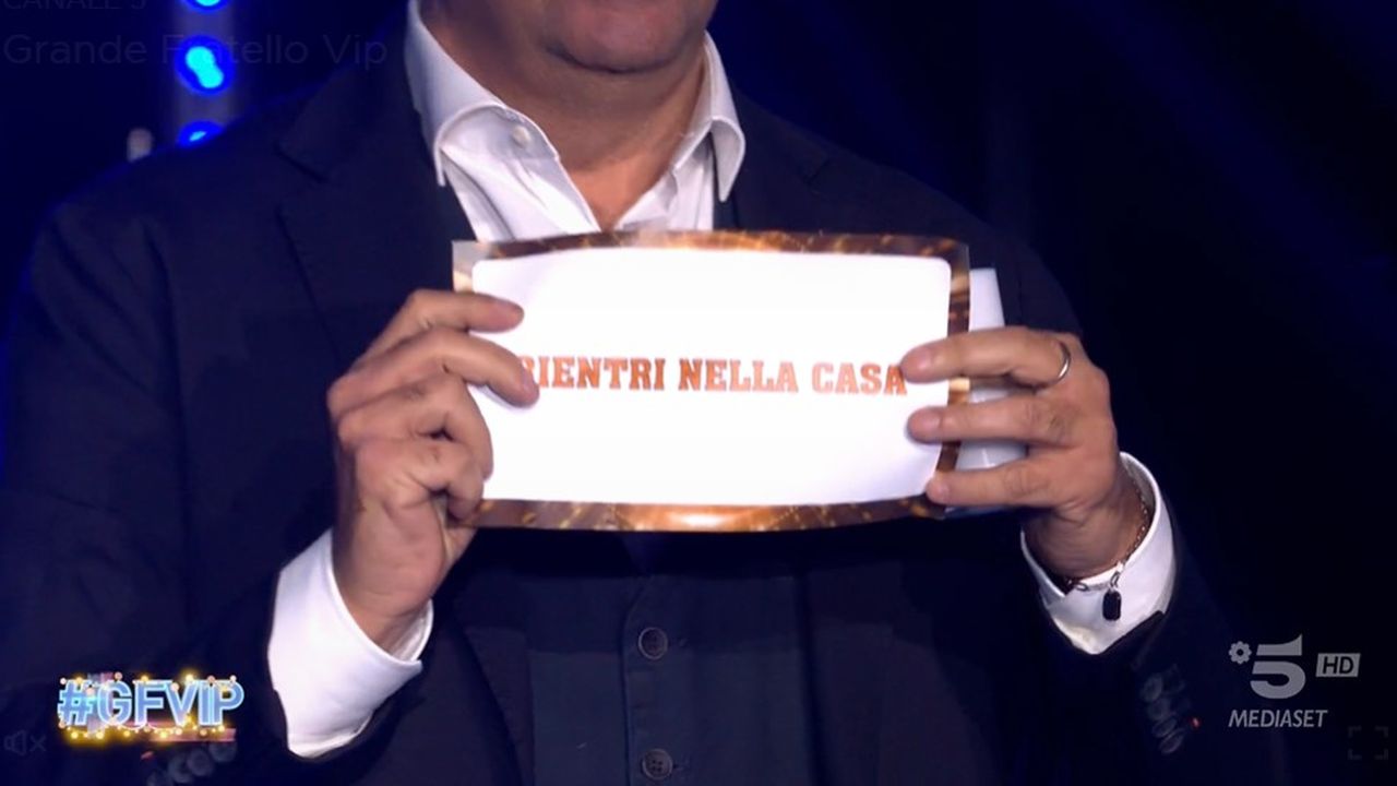 Grande Fratello Vip 2022, Charlie Gnocchi eliminato (ma rientra per il biglietto di ritorno)