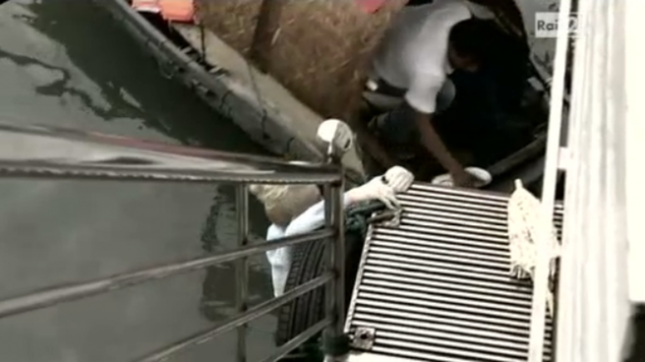 Pechino Express 2, la marchesa cade in acqua (video)