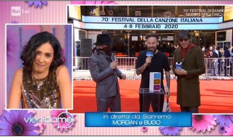 Morgan si presenta con maschera a Vieni da me e provoca: “Sono il re del rap”