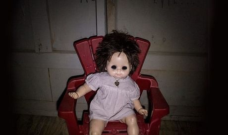 Heidi: poster del found footage con bambola horror