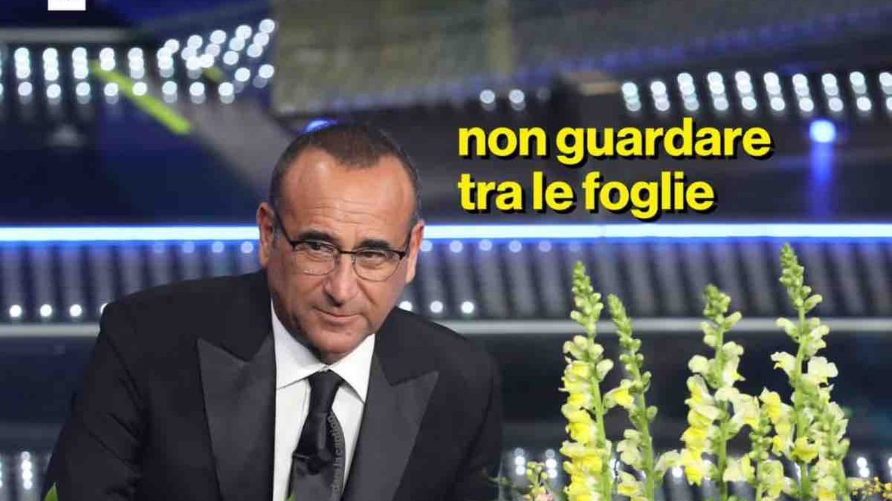 Carlo Conti nello studio del TG1: “Vi dico dove ho la lista dei cantanti, ma è quella dello Zecchino D’oro” | VIDEO