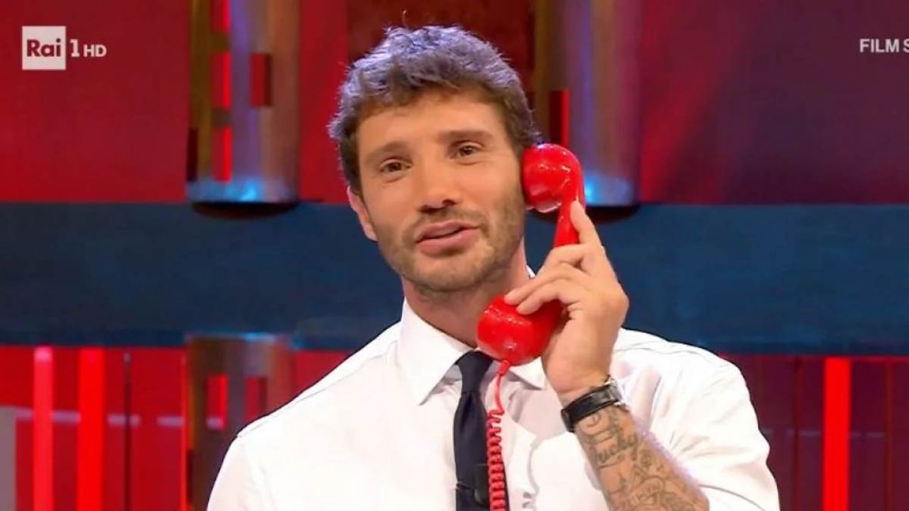 Affari Tuoi, De Martino bacia la pacchista ma non basta. Disastro in studio