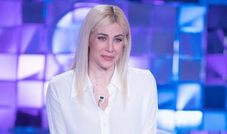 “Me l’hanno detto al telefono”. Paola Caruso in lacrime per la morte di sua madre