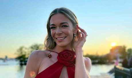 LeAnn Rimes, il ponte dentale cade sul palco: “Sono andata avanti con due dita”