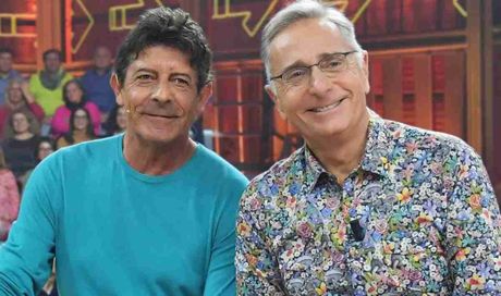 Avanti un Altro torna stasera nel preserale di Canale 5: la storia di un programma che non finisce mai, e forse non può