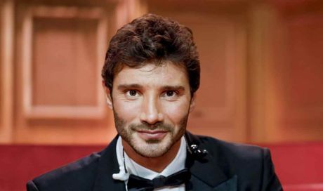 Sanremo 2026, colpo di scena De Martino: la decisione del conduttore spiazza tutti