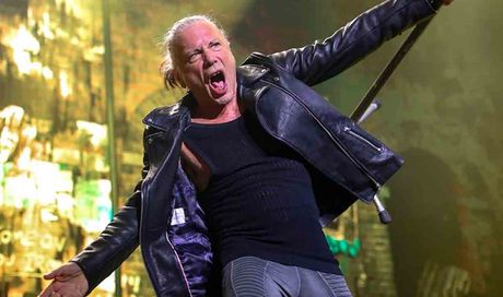 Iron Maiden, niente telefonini ai concerti: “Il cellulare è un dittatore” dice Bruce Dickinson