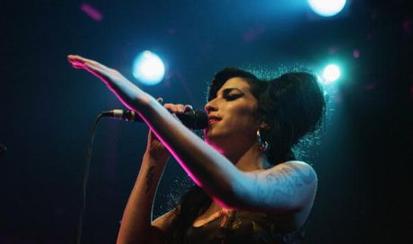 “Amy Winehouse aveva tentato il suicidio 2 mesi prima di morire”. Parola di Blake Fielder-Civil, ex marito della cantante