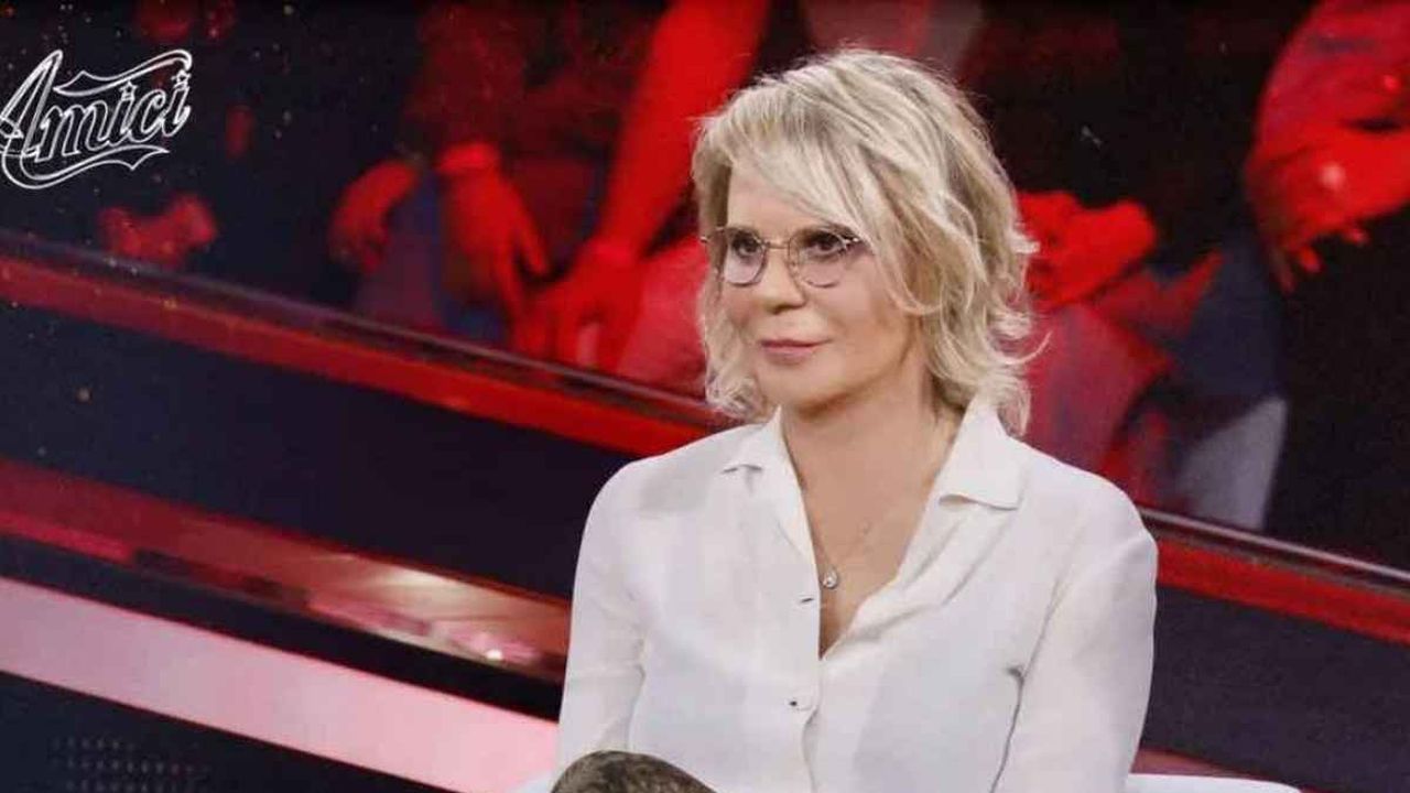 “Sono pronto, chiamami”. Amici, chi si candida alla corte di Maria De Filippi. Super big
