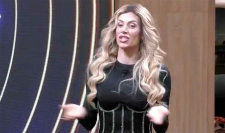 Grande Fratello Vip, dodicesima puntata: il programma si allunga, Valeria Marini è pronta a entrare, Paola Caruso regina trash | Sintesi e Pagelle