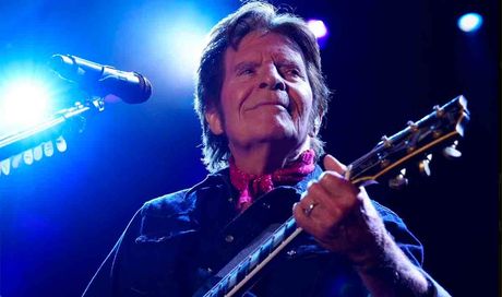 John Fogerty: “È ironico che a 80 anni ci si faccia ancora causa”