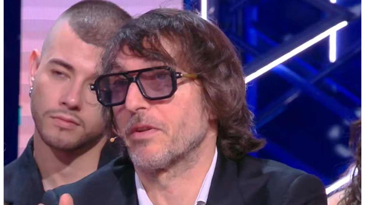 “Le mutande le cambi una o due volte a settimana?”. La risposta di Cruciani all’Isola dei Famosi
