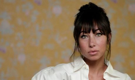 The Traitors, intervista a Tess Masazza: “Nella vita saper leggere gli altri può mandarci in paranoia. Alessia Marcuzzi? Portava il Sole in quel castello buio”. E su Tale e Quale Show…