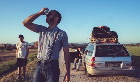 Venezia 79, Margini: trailer ufficiale e anticipazioni della commedia punk di Niccolò Falsetti