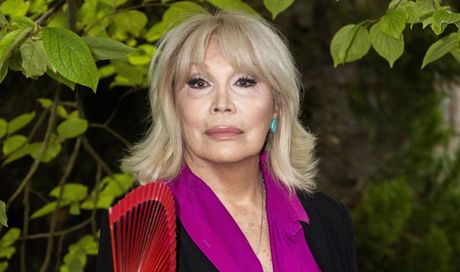 Amanda Lear, nuovo disco in francese. E parla di Madonna, Maneskin e Achille Lauro…
