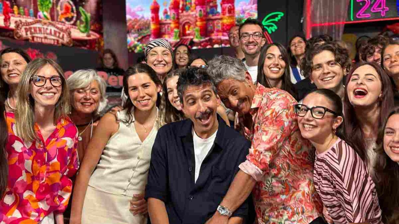 Fiorello: “Domani torna Amadeus in Rai”. E su Sanremo 2027 scherza: “De Martino ha già 47 ospiti, manca solo Godzilla”
