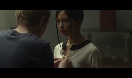 EX_MACHINA – Scena del film in italiano “Nathan balla con Kyoko”