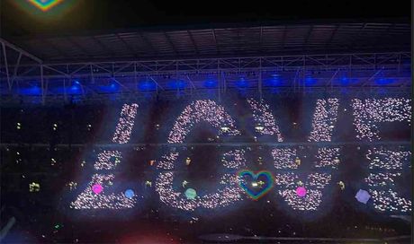 Coldplay, a Wembley Chris Martin invita a “mandare amore” alla famiglia di Charlie Kirk