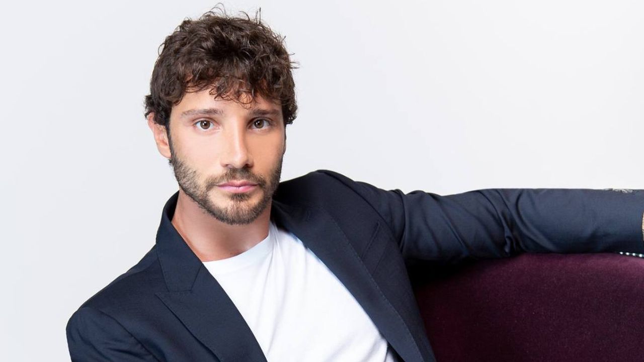 Affari tuoi, cambia tutto. Brutta batosta per De Martino, drastica decisione della Rai dopo i numeri bassi