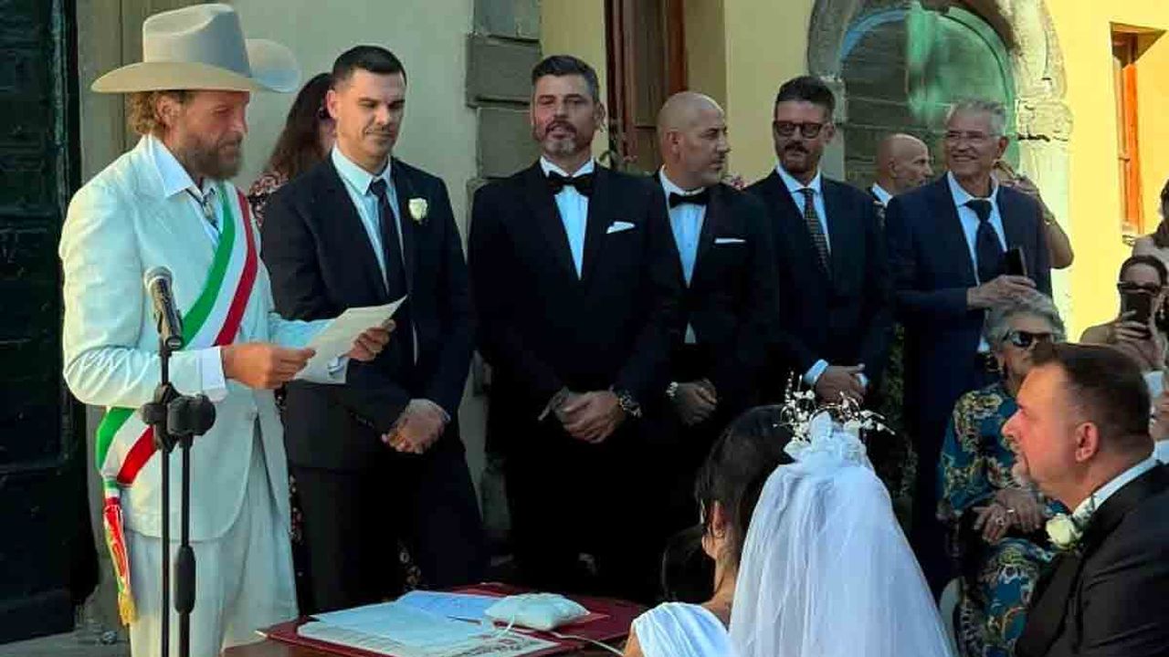 Jovanotti e Tiziano Ferro, sorpresa di nozze a Cortona: alle nozze di Emiliano Segatori scatta il duetto