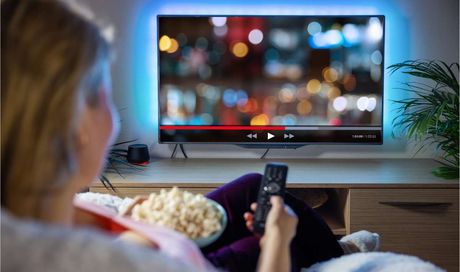 Come le serie TV e i programmi di successo influenzano le scelte di consumo