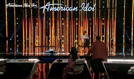 American Idol 2021, la concorrente Funke Lagoke sviene, crollando di faccia sul palco (video)