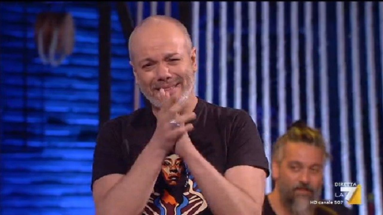 Propaganda Live, Diego Bianchi in lacrime saluta i genitori: “Vi voglio tanto bene”