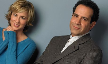 Tony Shalhoub rivela dettagli sul film di “Monk” e Zachary Levi sta lavorando per un film di “Chuck”